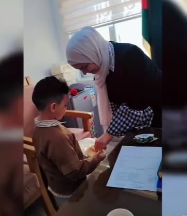 احتفال طلاب الصف الأول مع الكادر المدرسي ومع زملائهم