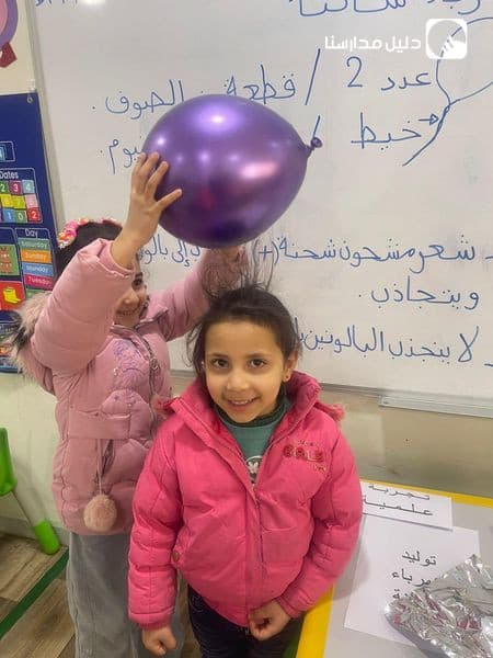 تجربة علمية توليد كهرباء ساكنة