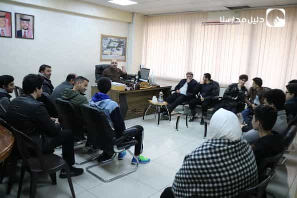 اجتماع مدير المدرسة مع طلاب الثانوية العامة المسافرين إلى الديار المقدسة