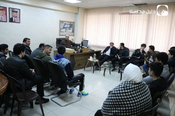 اجتماع مدير المدرسة مع طلاب الثانوية العامة المسافرين إلى الديار المقدسة