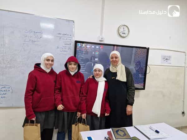 لفتة جميلة من معلمة التربية الإسلامية الفاضلة أسماء طوقان كرمت الطالبات اللواتي أكرمهن الله بالحجاب