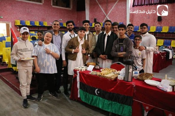 افتتح مدير ثانوية البنين أ. عبادة الحياري وبحضور الكادر الفني والإداري معرض التراث والحرف اليدوية